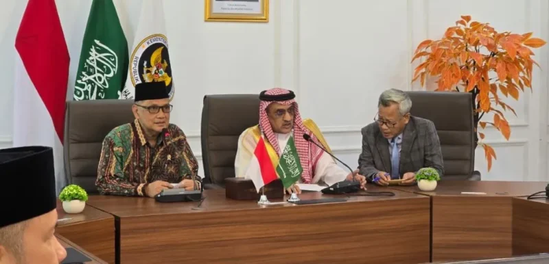 Menteri Haji dan Umrah RI dalam pertemuan dengan Duta Besar Arab Saudi untuk Indonesia Faisal Abdullah Almudi di Kantor Kemenhaj RI di Jakarta, Selasa (7/4/2026). (Foto: Kemenhaj)