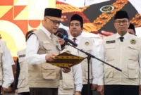 Menteri Haji dan Umrah RI, Mochamad Irfan Yusuf melantik PPIH Embarkasi se-Indonesia Tahun 1447 H/2026 M di Asrama Haji Kelas I Surabaya, Jumat (17/4/2026). (Foto: Kemenhaj)
