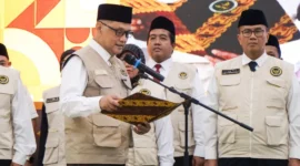 Menteri Haji dan Umrah RI, Mochamad Irfan Yusuf melantik PPIH Embarkasi se-Indonesia Tahun 1447 H/2026 M di Asrama Haji Kelas I Surabaya, Jumat (17/4/2026). (Foto: Kemenhaj)