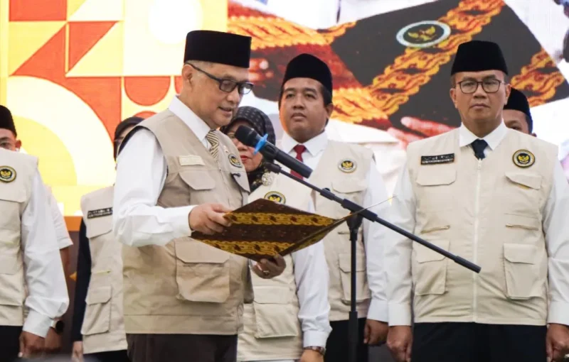 Menteri Haji dan Umrah RI, Mochamad Irfan Yusuf melantik PPIH Embarkasi se-Indonesia Tahun 1447 H/2026 M di Asrama Haji Kelas I Surabaya, Jumat (17/4/2026). (Foto: Kemenhaj)