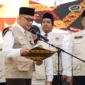 Menteri Haji dan Umrah RI, Mochamad Irfan Yusuf melantik PPIH Embarkasi se-Indonesia Tahun 1447 H/2026 M di Asrama Haji Kelas I Surabaya, Jumat (17/4/2026). (Foto: Kemenhaj)