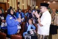 Menteri Haji dan Umrah Mochamad Irfan Yusuf melepas keberangkatan kloter pertama jemaah haji Indonesia tahun 1447 H/2026 M di Asrama Haji Kelas I Jakarta pada Selasa (21/4/2026) malam. (Foto: Kemenhaj)