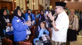 Menteri Haji dan Umrah Mochamad Irfan Yusuf melepas keberangkatan kloter pertama jemaah haji Indonesia tahun 1447 H/2026 M di Asrama Haji Kelas I Jakarta pada Selasa (21/4/2026) malam. (Foto: Kemenhaj)