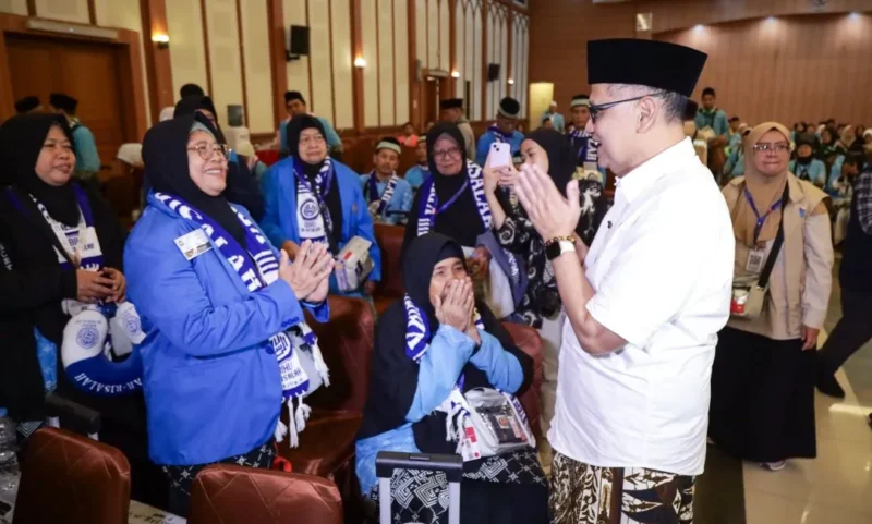 Menteri Haji dan Umrah Mochamad Irfan Yusuf melepas keberangkatan kloter pertama jemaah haji Indonesia tahun 1447 H/2026 M di Asrama Haji Kelas I Jakarta pada Selasa (21/4/2026) malam. (Foto: Kemenhaj)
