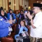 Menteri Haji dan Umrah Mochamad Irfan Yusuf melepas keberangkatan kloter pertama jemaah haji Indonesia tahun 1447 H/2026 M di Asrama Haji Kelas I Jakarta pada Selasa (21/4/2026) malam. (Foto: Kemenhaj)