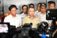 Menteri Perhubungan Dudy Purwagandhi memberikan keterangan pers terkait kecelakaan kereta api di Stasiun Bekasi Timur, Senin malam (27/4). (Foto: Kemenhub)
