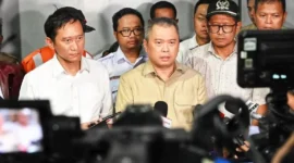 Menteri Perhubungan Dudy Purwagandhi memberikan keterangan pers terkait kecelakaan kereta api di Stasiun Bekasi Timur, Senin malam (27/4). (Foto: Kemenhub)