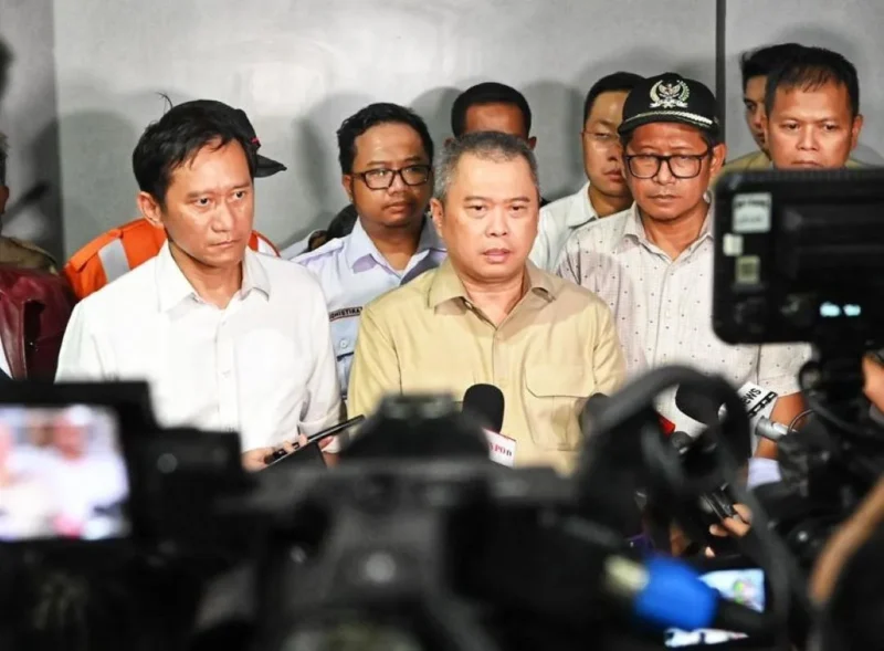Menteri Perhubungan Dudy Purwagandhi memberikan keterangan pers terkait kecelakaan kereta api di Stasiun Bekasi Timur, Senin malam (27/4). (Foto: Kemenhub)