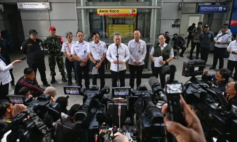 Menteri Perhubungan Dudy Purwagandhi saat konferensi pers di Stasiun Bekasi Timur, Rabu (29/4). (Foto: Kemenhub)