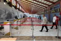 Menteri Perhubungan Dudy Purwagandhi meninjau kesiapan Terminal 2F Bandara Internasional Soekarno-Hatta dalam melayani Jemaah haji pada Minggu (19/4). (Foto: Kemenhub)