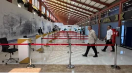 Menteri Perhubungan Dudy Purwagandhi meninjau kesiapan Terminal 2F Bandara Internasional Soekarno-Hatta dalam melayani Jemaah haji pada Minggu (19/4). (Foto: Kemenhub)