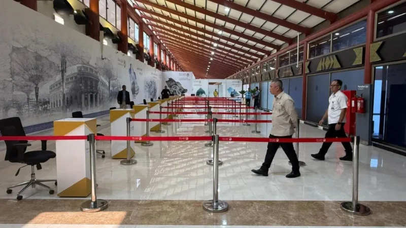 Menteri Perhubungan Dudy Purwagandhi meninjau kesiapan Terminal 2F Bandara Internasional Soekarno-Hatta dalam melayani Jemaah haji pada Minggu (19/4). (Foto: Kemenhub)