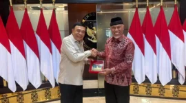 Gubernur Sumbar Mahyeldi Ansharullah melakukan audiensi dengan Menko Polhukam, Letjen TNI (Purn) Djamari Chaniago di Kantor Kemenko Polkam, Jakarta, Kamis (2/4/2026). (Foto: ADPSB)