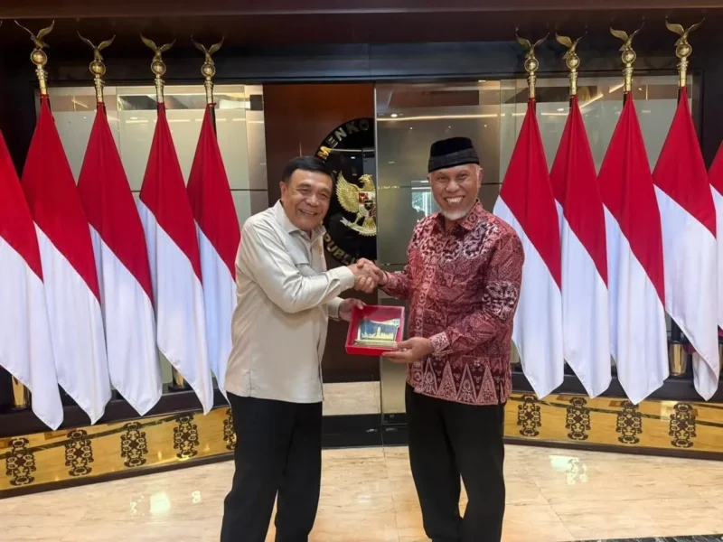 Gubernur Sumbar Mahyeldi Ansharullah melakukan audiensi dengan Menko Polhukam, Letjen TNI (Purn) Djamari Chaniago di Kantor Kemenko Polkam, Jakarta, Kamis (2/4/2026). (Foto: ADPSB)
