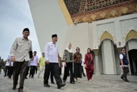Gubernur Sumbar Mahyeldi saat mendampingi kunjungan kerja Menpar ke Masjid Raya Syekh Ahmad Khatib Al-Minangkabawi, Rabu (29/4/2026). (Foto: ADPSB)