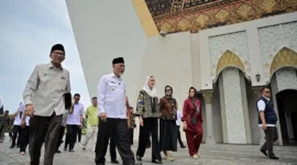 Gubernur Sumbar Mahyeldi saat mendampingi kunjungan kerja Menpar ke Masjid Raya Syekh Ahmad Khatib Al-Minangkabawi, Rabu (29/4/2026). (Foto: ADPSB)