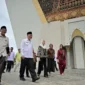 Gubernur Sumbar Mahyeldi saat mendampingi kunjungan kerja Menpar ke Masjid Raya Syekh Ahmad Khatib Al-Minangkabawi, Rabu (29/4/2026). (Foto: ADPSB)