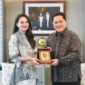 Menpora RI Erick Thohir bertemu dengan Gubernur Maluku Utara Sherly Tjoanda, Jumat (17/4). (Foto: Kemenpora)