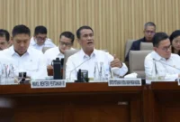 Mentan Andi Amran Sulaiman menyoroti kondisi petani tebu yang kian tertekan akibat tidak terserapnya gula produksi dalam negeri. (Foto: Kementan)