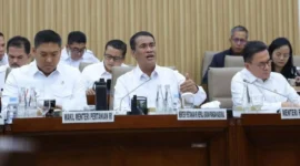 Mentan Andi Amran Sulaiman menyoroti kondisi petani tebu yang kian tertekan akibat tidak terserapnya gula produksi dalam negeri. (Foto: Kementan)