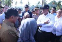 Mentan Andi Amran Sulaiman meninjau lokasi rehabilitasi sawah terdampak bencana di Lubuk Alung, Kecamatan Lubuk Alung, Kabupaten Padang Pariaman, Selasa (14/4/2026). (Foto: Kementan)