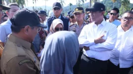 Mentan Andi Amran Sulaiman meninjau lokasi rehabilitasi sawah terdampak bencana di Lubuk Alung, Kecamatan Lubuk Alung, Kabupaten Padang Pariaman, Selasa (14/4/2026). (Foto: Kementan)