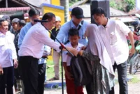 Mentan Amran Sulaiman menyalurkan bantuan kepada anak yatim piatu di Lubuk Alung, Kecamatan Lubuk Alung, Kabupaten Padang Pariaman, Selasa (14/4/2026). (Foto: Kementan)