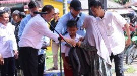 Mentan Amran Sulaiman menyalurkan bantuan kepada anak yatim piatu di Lubuk Alung, Kecamatan Lubuk Alung, Kabupaten Padang Pariaman, Selasa (14/4/2026). (Foto: Kementan)