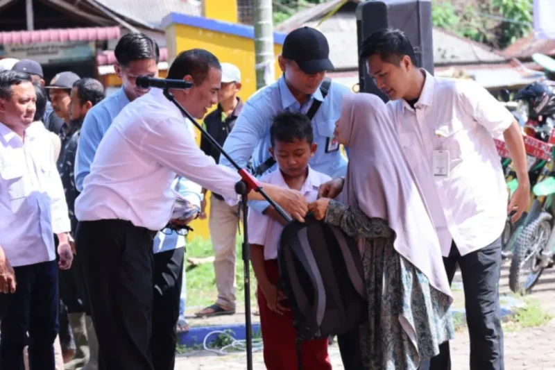 Mentan Amran Sulaiman menyalurkan bantuan kepada anak yatim piatu di Lubuk Alung, Kecamatan Lubuk Alung, Kabupaten Padang Pariaman, Selasa (14/4/2026). (Foto: Kementan)