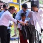 Mentan Amran Sulaiman menyalurkan bantuan kepada anak yatim piatu di Lubuk Alung, Kecamatan Lubuk Alung, Kabupaten Padang Pariaman, Selasa (14/4/2026). (Foto: Kementan)