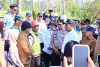Menteri Pertanian RI Andi Amran Sulaiman meninjau kondisi lahan persawahan yang terdampak bencana di Korong Tanah Taban, Nagari Pasia Laweh, Kecamatan Lubuak Alung, Padang Pariaman, Selasa (12/4/2026). (Foto: Kominfo Padang Pariaman)