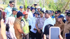 Menteri Pertanian RI Andi Amran Sulaiman meninjau kondisi lahan persawahan yang terdampak bencana di Korong Tanah Taban, Nagari Pasia Laweh, Kecamatan Lubuak Alung, Padang Pariaman, Selasa (12/4/2026). (Foto: Kominfo Padang Pariaman)