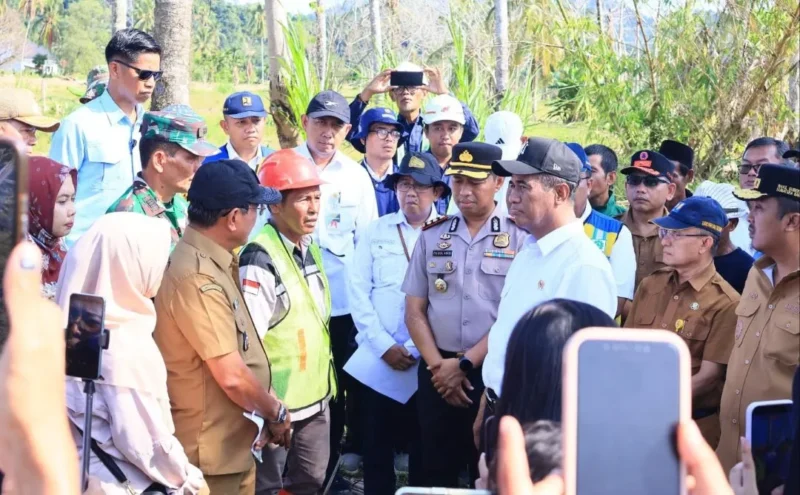 Menteri Pertanian RI Andi Amran Sulaiman meninjau kondisi lahan persawahan yang terdampak bencana di Korong Tanah Taban, Nagari Pasia Laweh, Kecamatan Lubuak Alung, Padang Pariaman, Selasa (12/4/2026). (Foto: Kominfo Padang Pariaman)
