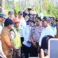Menteri Pertanian RI Andi Amran Sulaiman meninjau kondisi lahan persawahan yang terdampak bencana di Korong Tanah Taban, Nagari Pasia Laweh, Kecamatan Lubuak Alung, Padang Pariaman, Selasa (12/4/2026). (Foto: Kominfo Padang Pariaman)