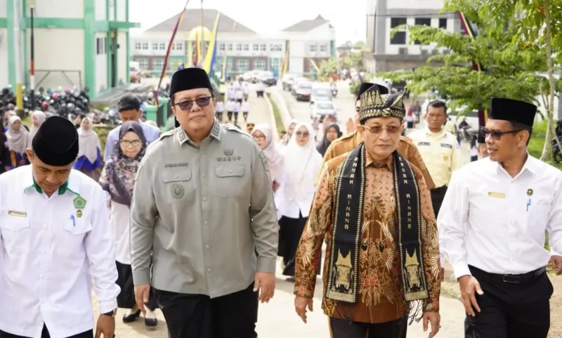 Menteri Agama Nasaruddin Umar meresmikan pemakaian Gedung Kuliah Terpadu di Kampus II UIN Mahmud Yunus Batusangkar, Selasa (28/4/2026). (Foto: Prokopim Tanah Datar)