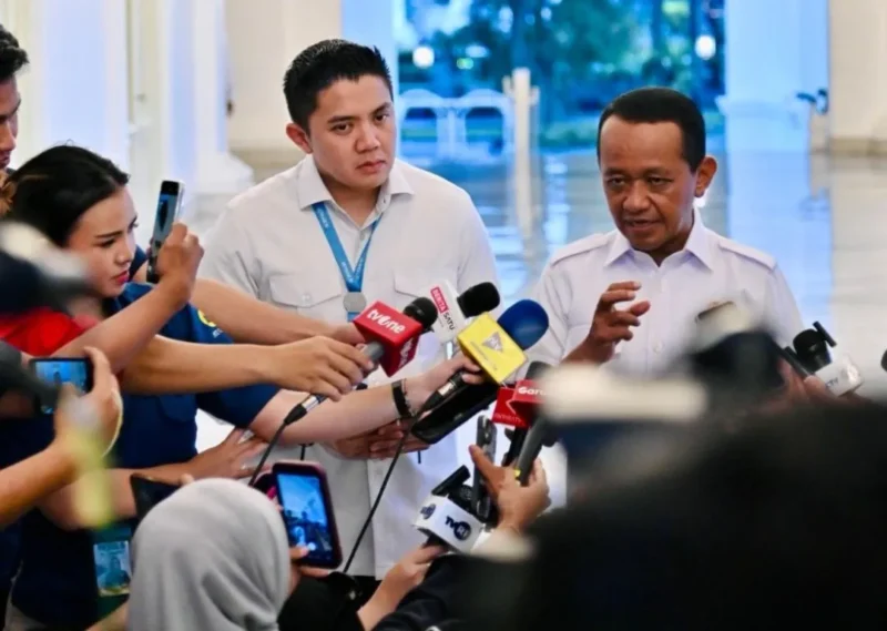 Menteri ESDM Bahlil Lahadalia memberikan keterangan pers di Istana Negara, Jakarta, Kamis (16/4). (Foto: Kementerian ESDM)