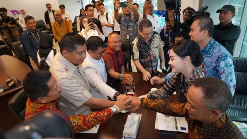 Menteri Perumahan dan Kawasan Permukiman (PKP) Maruarar Sirait melakukan pertemuan dengan Ketua Dewan Komisioner OJK, Friderica Widyasari Dewi, di Kantor OJK di Wisma Mulia 2, Senin (6/4/2026). (Foto: Kementerian PKP)