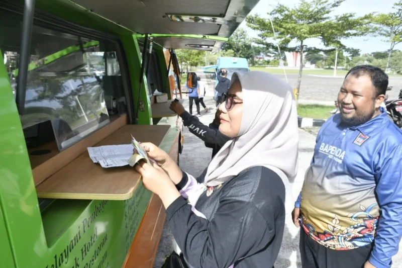 Bapenda Padang menghadirkan layanan pajak keliling untuk memudahkan masyarakat dalam memenuhi membayar pajak. (Foto: Diskominfo Padang)