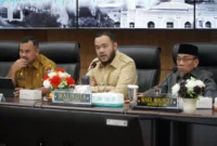 Wali Kota Padang Fadly Amran bersama Wakil Wali Kota Maigus Nasir memimpin rapat bulanan (monthly meeting) di Ruang Abu Bakar Ja’ar, Balai Kota Aia Pacah, Senin (6/4/2026). (Foto: Prokopim Padang)
