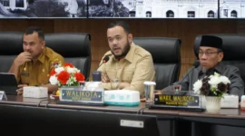 Wali Kota Padang Fadly Amran bersama Wakil Wali Kota Maigus Nasir memimpin rapat bulanan (monthly meeting) di Ruang Abu Bakar Ja’ar, Balai Kota Aia Pacah, Senin (6/4/2026). (Foto: Prokopim Padang)