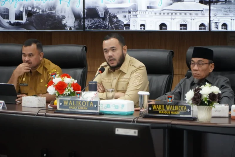 Wali Kota Padang Fadly Amran bersama Wakil Wali Kota Maigus Nasir memimpin rapat bulanan (monthly meeting) di Ruang Abu Bakar Ja’ar, Balai Kota Aia Pacah, Senin (6/4/2026). (Foto: Prokopim Padang)