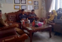 Kepala Dinas Kesehatan Pessel, Agustina Rahmadani didampingi Kepala BKPSDM Pessel saat menyampaikan penjelasan di ruang Kadis Kesehatan. (Foto: Dok. Niks)