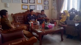 Kepala Dinas Kesehatan Pessel, Agustina Rahmadani didampingi Kepala BKPSDM Pessel saat menyampaikan penjelasan di ruang Kadis Kesehatan. (Foto: Dok. Niks)