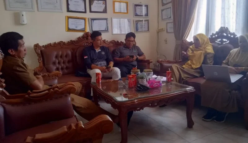 Kepala Dinas Kesehatan Pessel, Agustina Rahmadani didampingi Kepala BKPSDM Pessel saat menyampaikan penjelasan di ruang Kadis Kesehatan. (Foto: Dok. Niks)