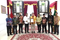 Penandatanganan PKS antara Pemko Padang dengan Pemprov Sumbar tentang penyiapan dan dukungan penyelenggaraan pengolahan sampah menjadi energi Listrik di Istana Gubernuran Sumbar, Kamis (9/4/2026). (Foto: Prokopim Padang)
