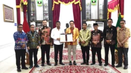 Penandatanganan PKS antara Pemko Padang dengan Pemprov Sumbar tentang penyiapan dan dukungan penyelenggaraan pengolahan sampah menjadi energi Listrik di Istana Gubernuran Sumbar, Kamis (9/4/2026). (Foto: Prokopim Padang)