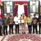 Penandatanganan PKS antara Pemko Padang dengan Pemprov Sumbar tentang penyiapan dan dukungan penyelenggaraan pengolahan sampah menjadi energi Listrik di Istana Gubernuran Sumbar, Kamis (9/4/2026). (Foto: Prokopim Padang)