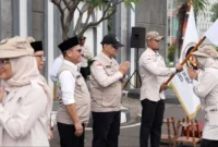Menhaj Moch. Irfan Yusuf, melepas sebanyak 200 PPIH Daker Makkah gelombang II di Asrama Haji Pondok Gede, Kamis (23/4/2026). (Foto: Kemenhaj)
