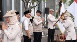 Menhaj Moch. Irfan Yusuf, melepas sebanyak 200 PPIH Daker Makkah gelombang II di Asrama Haji Pondok Gede, Kamis (23/4/2026). (Foto: Kemenhaj)