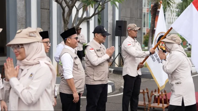 Menhaj Moch. Irfan Yusuf, melepas sebanyak 200 PPIH Daker Makkah gelombang II di Asrama Haji Pondok Gede, Kamis (23/4/2026). (Foto: Kemenhaj)